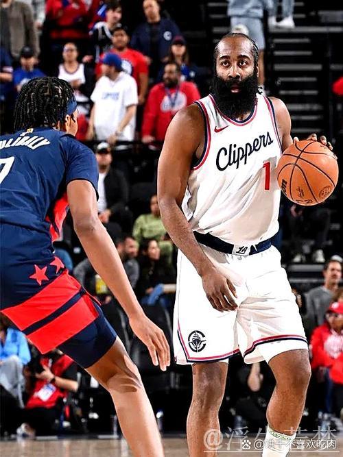 哈登盛赞火箭重建成果,申京与阿门小贾进步显著 哈登盛赞火箭重建成果,申京与阿门小贾进步显著