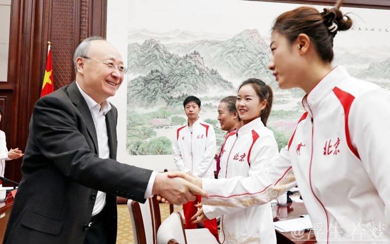 尹力与参加第十五届全运会等赛事的北京运动员教练员代表及群众体育先进代表座谈